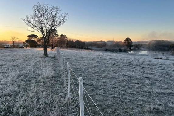 Tempo firme vai predominar, com sol entre nuvens.  O dia será gelado como a terça-feira (1º), que registrou os menores índices do ano