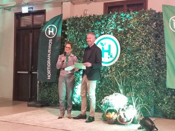 Durante o lançamento, a presidente do 35º Hortigranjeiros, Ester Seide, e o prefeito de Santa Rosa, Anderson Mantei, destacaram o entusiasmo e as expectativas positivas para a edição deste ano, que busca valorizar a produção local e regional.