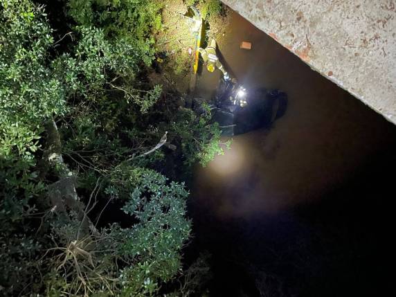 Uma mulher ficou ferida após o carro despencar da ponte no trecho entre Carazinho e Santo Antônio do Planalto