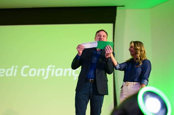 Presidente da Cooperativa, Kléryston Segat anuncia o novo nome ao lado da analista de mídias sociais, Bruna Berwanger de Andrade, no evento em 5 de dezembro.