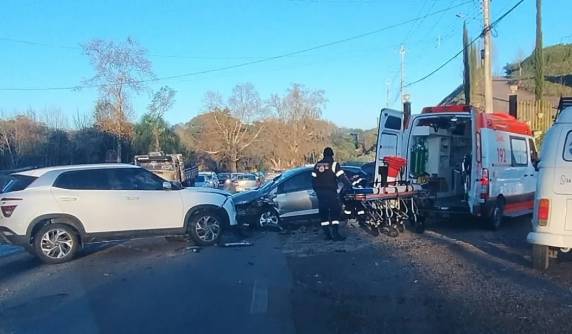 A colisão envolveu dois veículos e teria sido provocada pela presença de gelo na pista, devido às baixas temperaturas registradas na região.