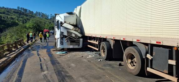 Dois motoristas foram socorridos e encaminhados ao hospital com ferimentos.