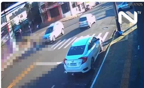 Câmeras de videomonitoramento registraram o momento em que uma idosa foi atropelada
