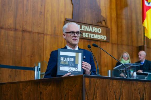 Acompanhado por integrantes da Administração Superior, o procurador-geral elencou as ações do Ministério Público durante o ano passado.