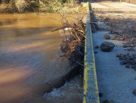 A ação foi necessária em razão do acúmulo de galhos e pedras causado pelas fortes chuvas dos últimos dias.