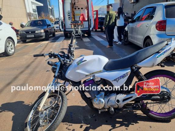 A colisão envolveu um automóvel Volkswagen Fox, conduzido por uma mulher, e uma motocicleta Honda Fan, conduzida por um homem.