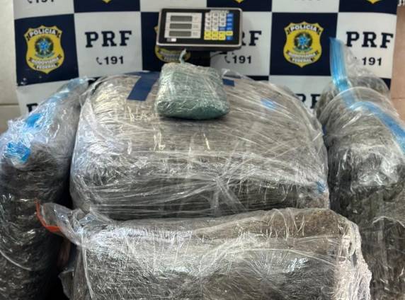 Após uma fuga de dois quilômetros, motorista abandonou o veículo e admitiu aos policiais que transportava o entorpecente