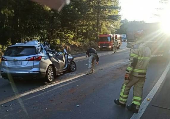 A colisão resultou na morte de uma mulher de 64 anos e deixou duas pessoas gravemente feridas.