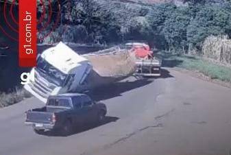 Caso foi no final da manhã desta quinta (3) na Linha Debastiani. Condutor da camionete e criança de seis anos foram encaminhados para atendimento hospitalar em estado estável