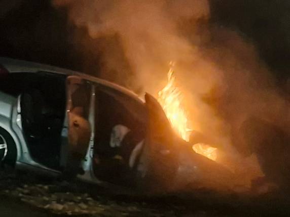 A colisão envolveu dois veículos, sendo que um deles, um Ford Focus, saiu da pista e pegou fogo após o impacto.