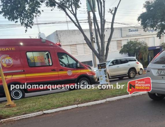 O condutor da moto sofreu ferimentos leves e foi socorrido pelo Corpo de Bombeiros.