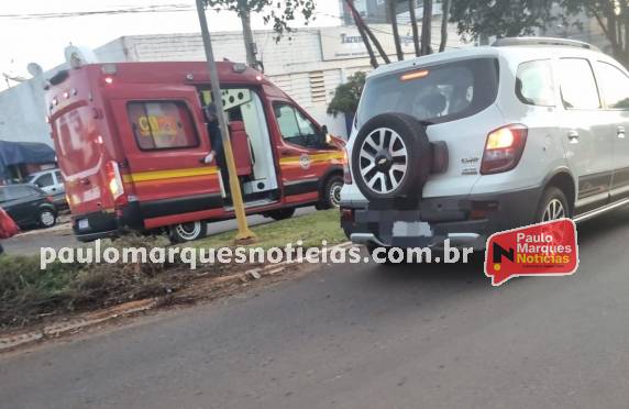 O condutor da moto sofreu ferimentos leves e foi socorrido pelo Corpo de Bombeiros.
