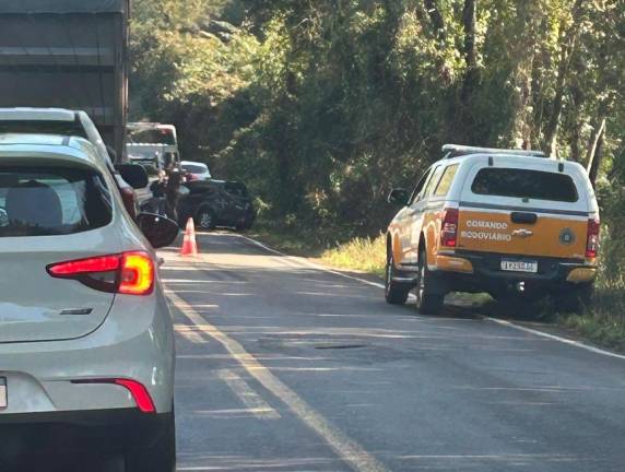 O acidente envolveu um automóvel Ford Ka e um caminhão