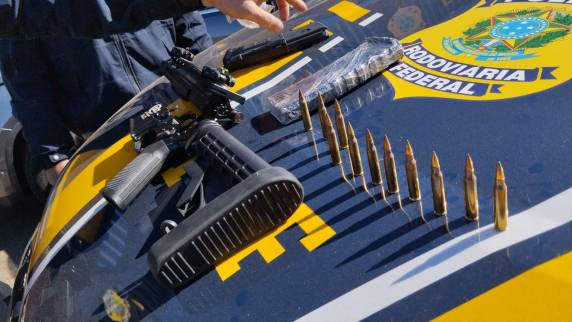 Durante a fiscalização, os policiais localizaram um fundo falso embaixo do banco do passageiro. Ao vistoriar o local, os agentes encontraram um fuzil carabina Colt 556 com 40 munições.