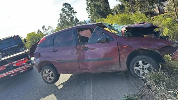 Com o impacto, o motorista não resistiu aos ferimentos e morreu no local.