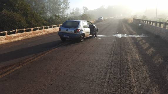 O fato envolveu um veículo Ford Fiesta, que colidiu contra a cabeceira da ponte.