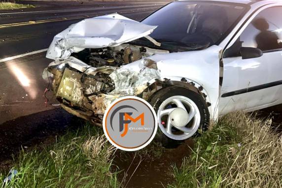 Apesar dos danos materiais no automóvel de passeio, não houve registro de feridos.