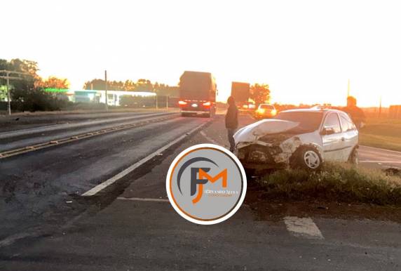 Apesar dos danos materiais no automóvel de passeio, não houve registro de feridos.