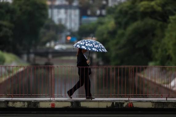 Massa de ar frio se desloca pela costa do Estado, entre segunda e terça-feira, e favorece tempo chuvoso em algumas regiões