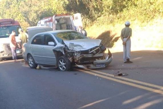 O incidente envolveu dois veículos e resultou em lesões corporais leves em duas pessoas.