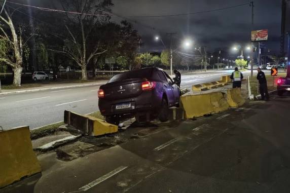 Condutor abandonou o veículo antes da chegada da Brigada Militar, não há informações sobre feridos.