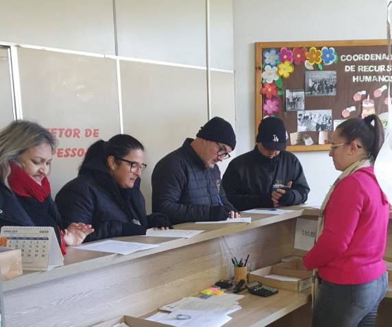 Quem ainda não compareceu deve procurar o setor de Recursos Humanos até o final desta semana, a fim de atualizar suas informações e assinar os documentos necessários.