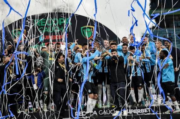 Tricolor não teve dificuldades para definir o jogo ainda no primeiro tempo com gols de Alysson Edward e Amuzu. Próximo desafio será contra o Cruzeiro pelo Brasileirão, no domingo