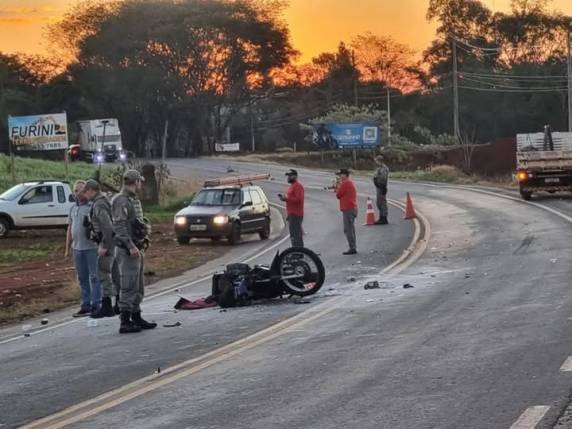 O sinistro envolveu duas motocicletas e um veículo de carga, resultando em ferimentos para os dois motociclistas.