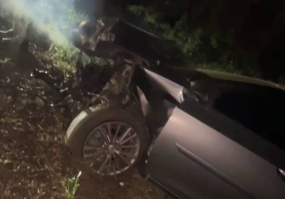 O acidente causou derramamento de óleo diesel na pista