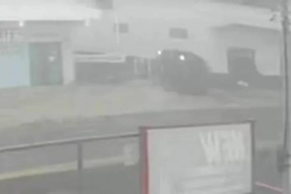 Imagens de câmera de segurança flagraram acidente que aconteceu na manhã desta quinta-feira (10)