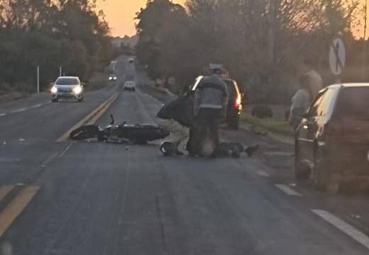 O motociclista foi socorrido pelo resgate do Corpo de Bombeiros e encaminhado, consciente, para a Unidade de Pronto Atendimento (UPA).