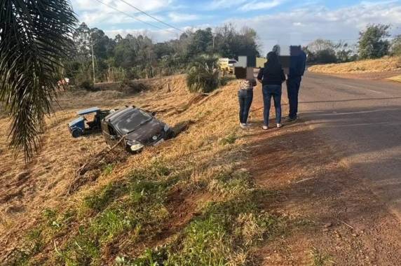 Um Fox acabou colidindo na carretinha, e ambos os veículos saíram da pista, descendo um barranco à margem da rodovia.