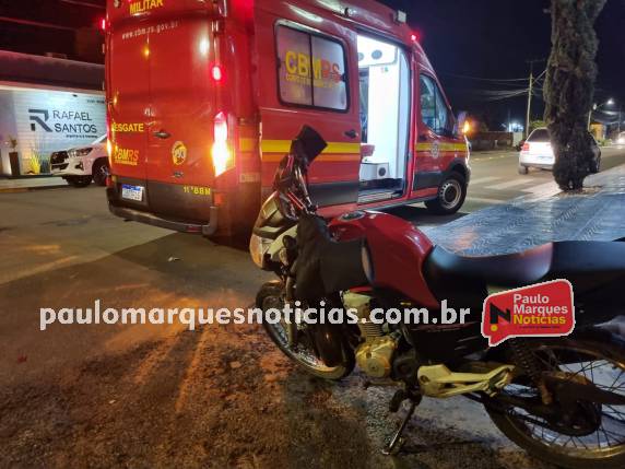 A colisão envolveu uma motocicleta Honda 160 cilindradas e um automóvel Ford Fiesta.