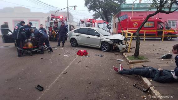 A colisão ocorreu no cruzamento da Rua General Marques com a Engenheira Manoel Luís Fagundes, envolvendo um Fiat Uno e um Ford Focus.