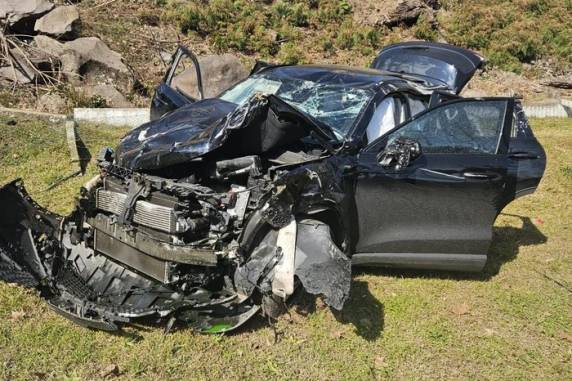 O fato ocorreu na manhã deste domingo (13), quando a condutora teria perdido o controle do veículo e capotado. Todos os envolvidos tiveram apenas ferimentos leves