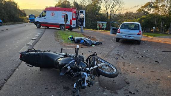 Carro atravessava a rodovia quando foi atingido lateralmente por moto; passageira do Clio ficou ferida