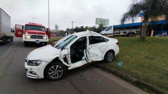 Veículo Virtus foi envolvido em acidente nesta segunda-feira