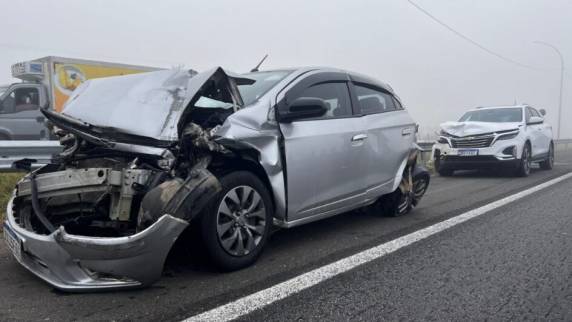 Acidente aconteceu em Sangão, no sul do Estado; pelo menos uma pessoa ficou ferida gravemente