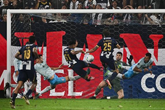 Gols do adversário foram marcados por Gentile e Castillo no segundo tempo. Jogo de volta por uma vaga na fase de oitavas da competição ocorrerá na Arena na próxima quarta-feira