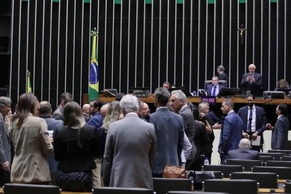 Matéria relaxa a legislação em relação às exigências de proteção do meio ambiente, em especial, de empreendimentos estratégicos