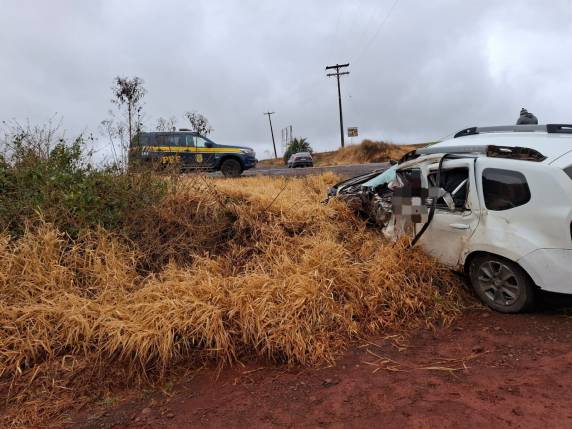 A colisão envolveu um Renault Duster, com placas de Santo Ângelo, e um caminhão baú, cuja identificação ainda não foi divulgada.