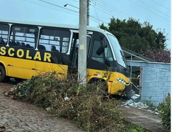 Acidente foi causado por lama na via; ninguém ficou ferido.