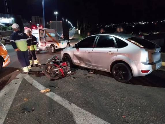 Duas pessoas ficaram feridas e foram encaminhadas ao Hospital São Carlos.