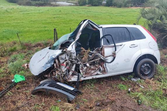 Motorista de 48 anos jogou o carro que conduzia contra um caminhão; a mulher já recebeu alta