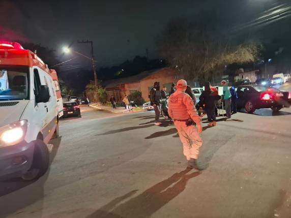 O condutor da moto foi socorrido pelo Serviço de Atendimento Móvel de Urgência (SAMU) e encaminhado ao hospital para avaliação médica.