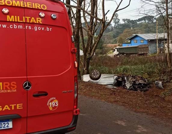 Cinco pessoas foram envolvidas no acidente.