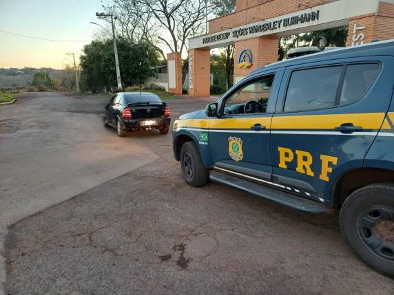 O condutor tentou fugir da fiscalização, mas foi interceptado alguns quilômetros adiante.