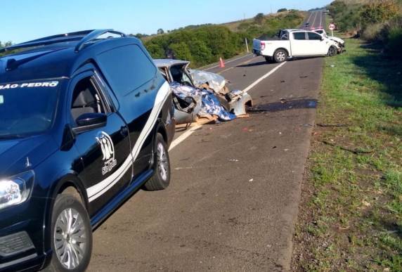 A colisão frontal envolveu uma Ford Ranger, com placas de Palmeira das Missões, e um Chevrolet Celta, de Quevedos.
