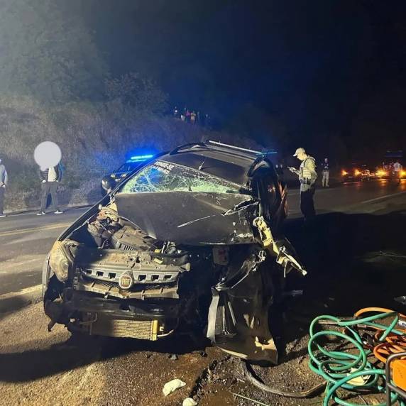 O acdeinte envolveu um caminhão que transportava suínos e uma caminhonete.