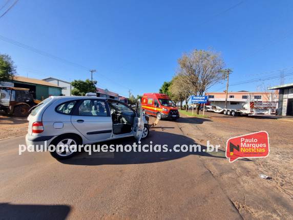 A colisão envolveu um caminhão de bebidas de uma empresa de Santa Rosa, que seguia em direção ao trevo da Pica-Pau, e uma caminhonete Renault Scénic, com placas de Três de Maio, conduzida por uma idosa.
